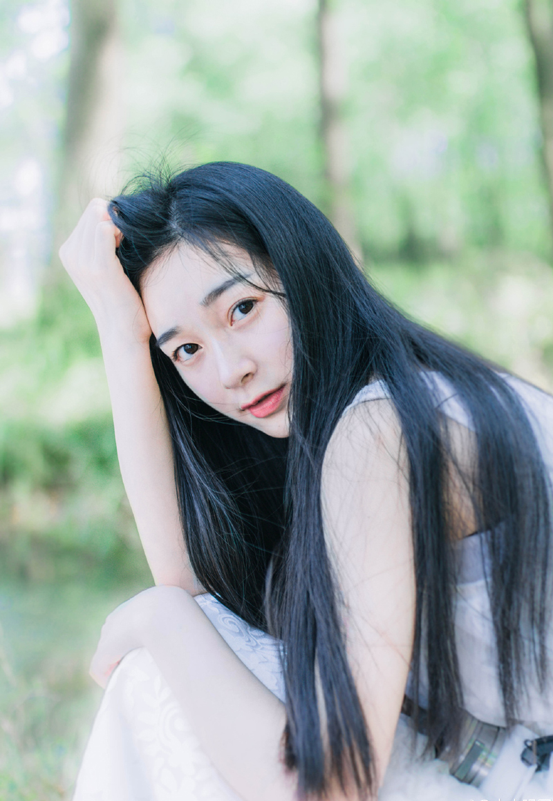 “多谢将军好意。”刘璋点点头，其实也没什么好收拾的，之前收拢的财富他是不能带走的，也只有招呼了家人妻子，便要上路。